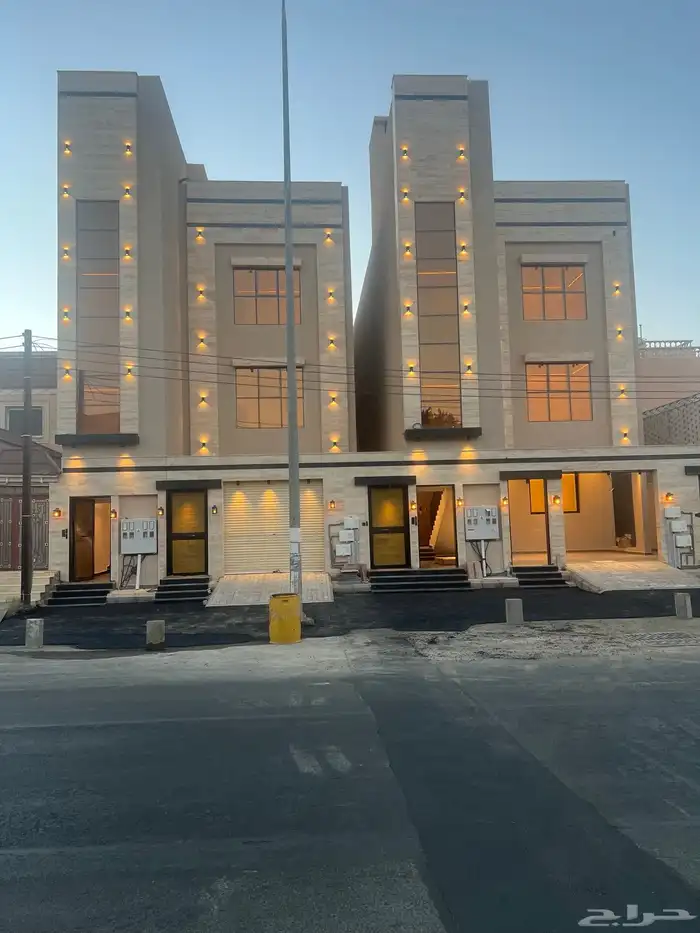 للبيع شقة علوية مساحة كبيرة وسطح خاص وسط الخدمات حي الراقي 1