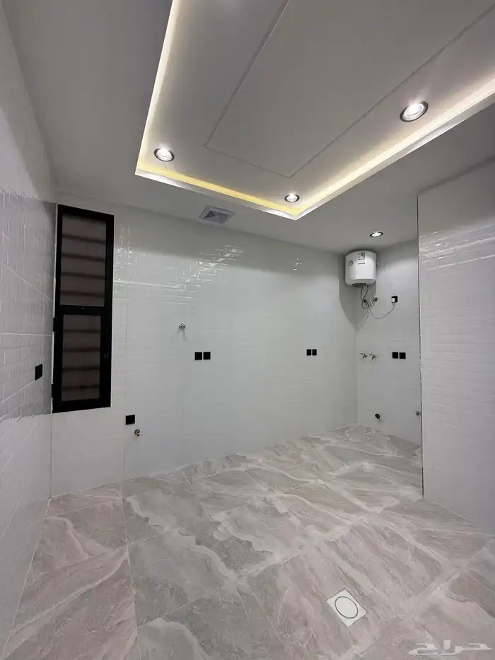 للبيع شقة 6 غرف بأبها بسطح مطل ومصعد خاص داخل الشقة للسطح 24