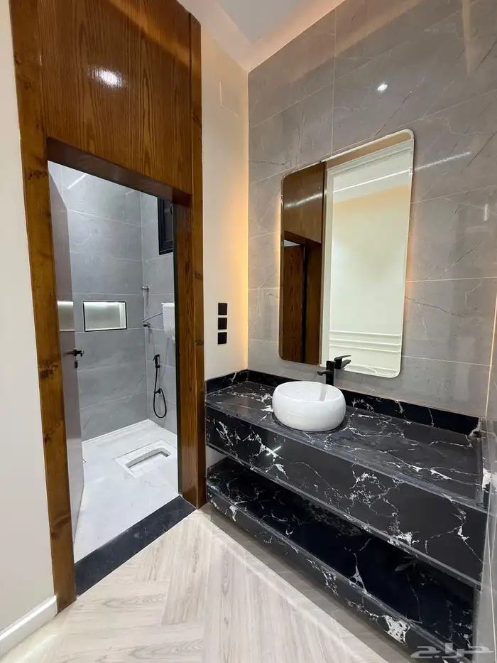 للبيع شقه ارضيه ببايكة سيارة وشقه علويه ف حي الموسي 36