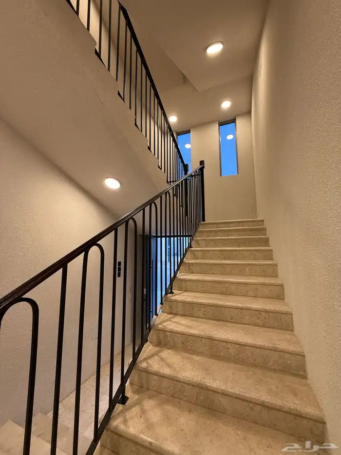 متبقي شقة للبيع بسعر 470الف بحي المصيف قرب نادي ضمك وباحص 2