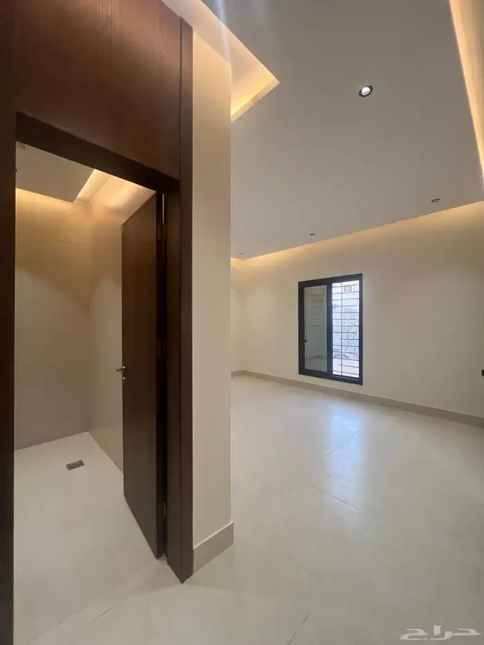 للبيع شقق ارضية وعلوية مع ملحق و سطح خاص حي الحسام 15