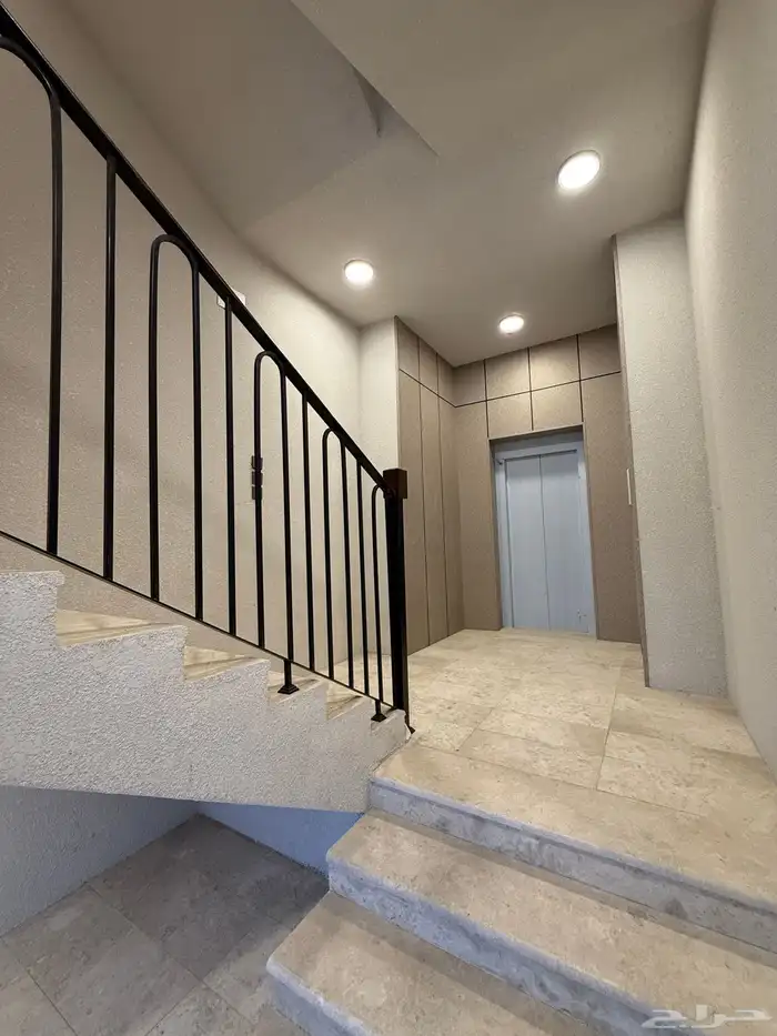 متبقي شقة للبيع بسعر 470الف بحي المصيف قرب نادي ضمك وباحص 3