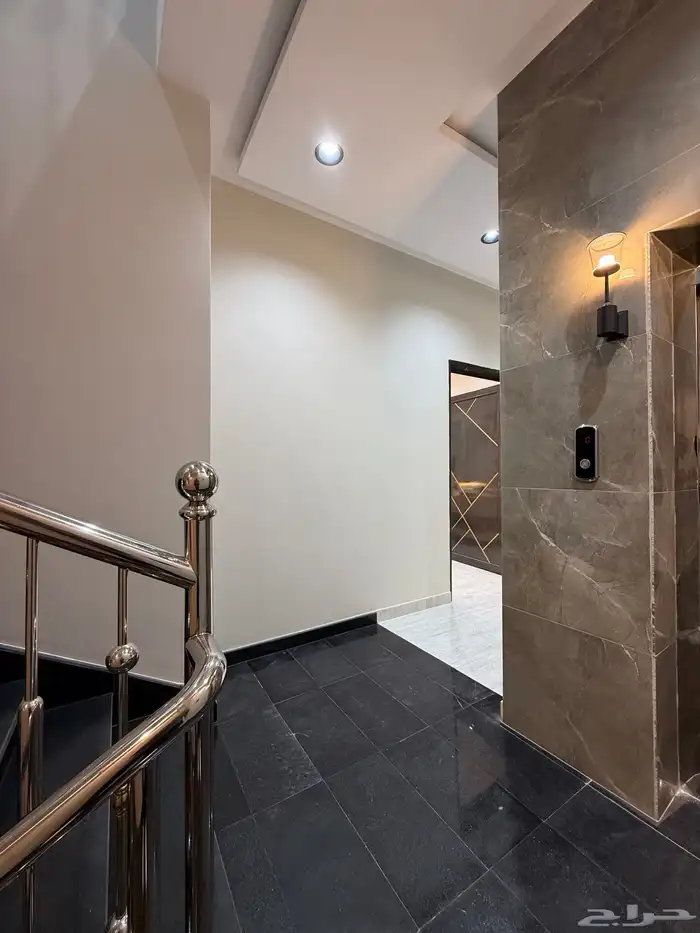 للبيع شقة 6 غرف بسطح خاص موقع ممتاز بالراقي بسعر 500 الف 2