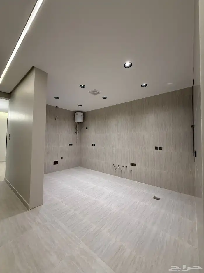 متبقي شقة للبيع بسعر 470الف بحي المصيف قرب نادي ضمك وباحص 23