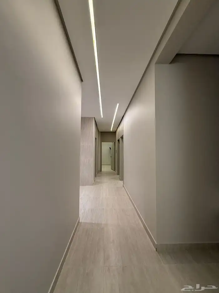 متبقي شقة للبيع بسعر 470الف بحي المصيف قرب نادي ضمك وباحص 21