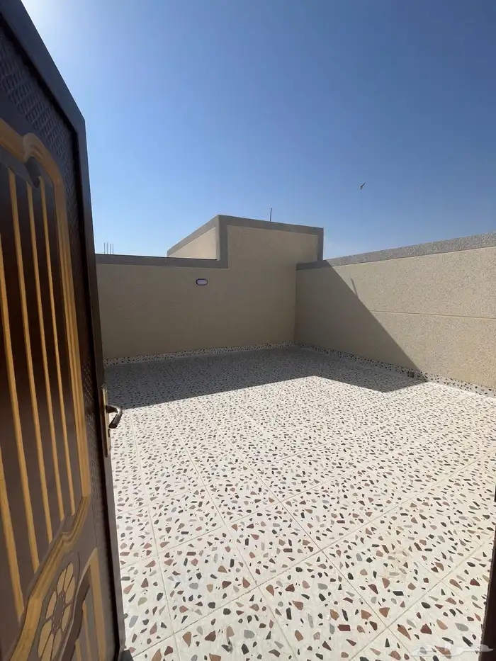 للبيع شقه دور ثاني مع سطح الصفا410 0