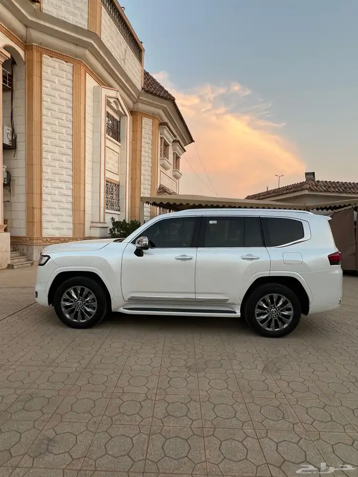 لاندكروزر VXR 2024 سعودي فل كامل أبيض ماسي داخلي أحمر 2