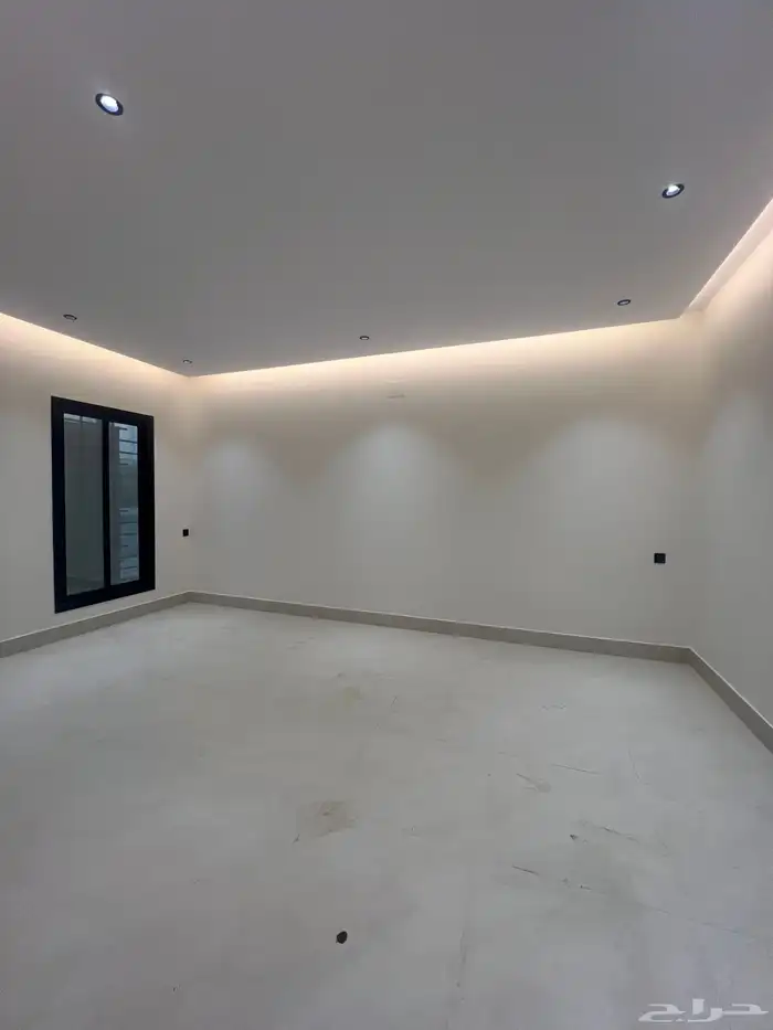 للبيع شقق ارضية وعلوية مع ملحق و سطح خاص حي الحسام 6