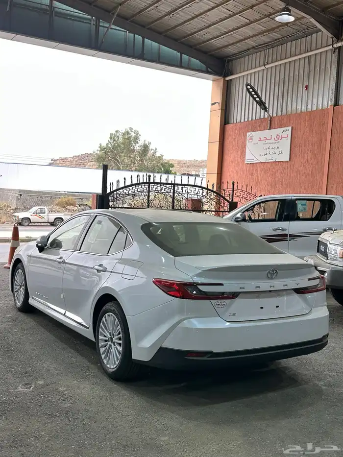 تويوتا كامري 2025 بنزين LE ابيض 3