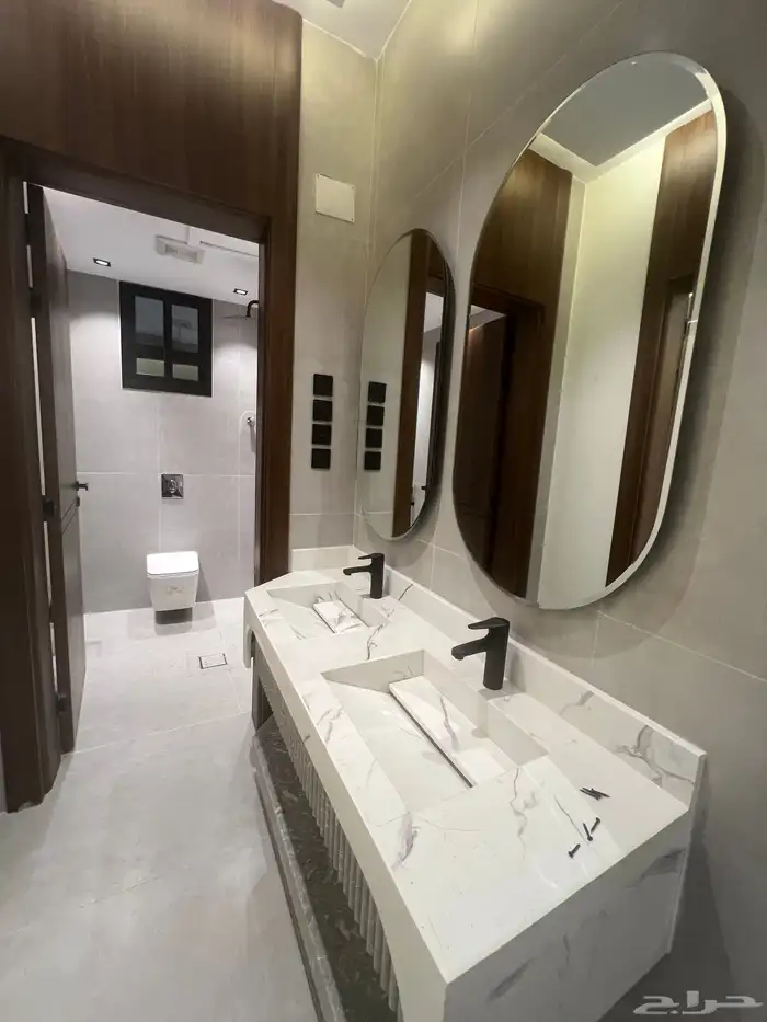 للبيع شقة علوية مساحة كبيرة وسطح خاص وسط الخدمات حي الراقي 6