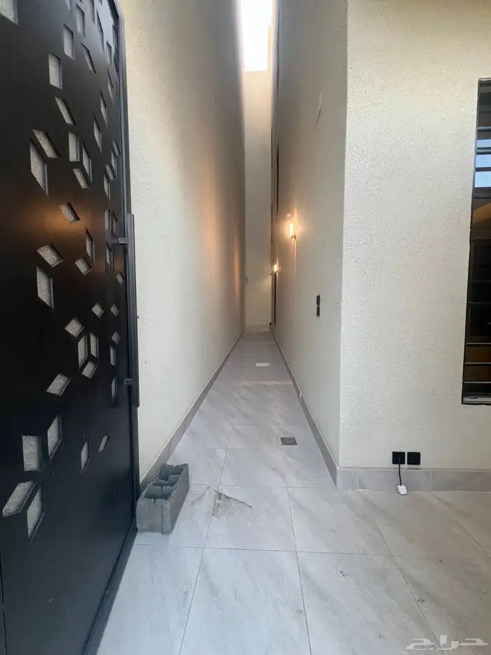 للبيع شقق ارضية وعلوية مع ملحق و سطح خاص حي الحسام 3