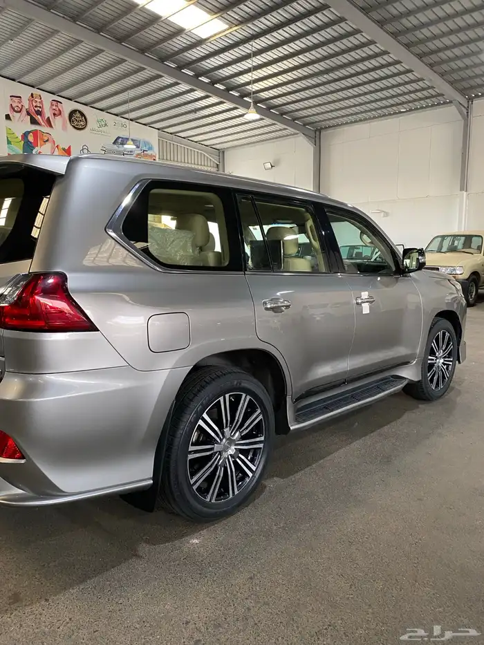 لكزس LX570 2017 ممشى قليل 10