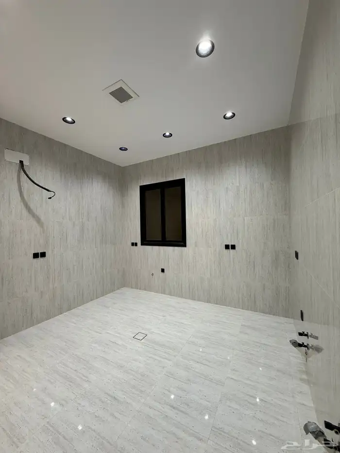 للبيع شقة 6 غرف بسطح خاص موقع ممتاز بالراقي بسعر 500 الف 15