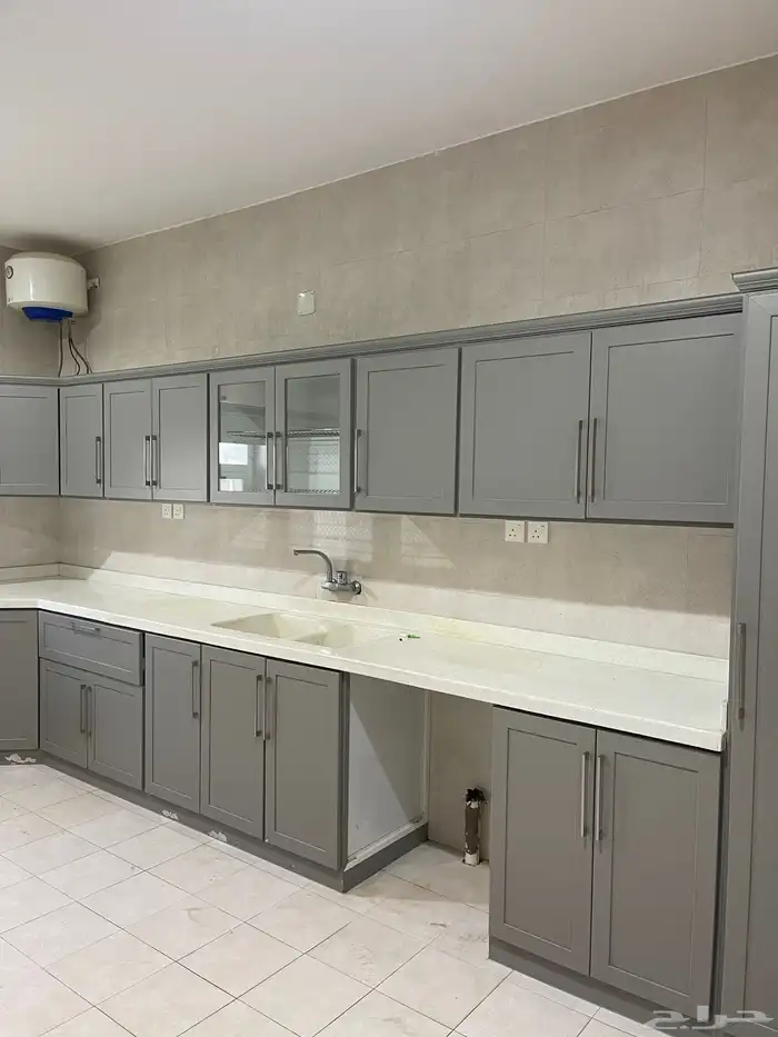 شقة دور ارضي واسعة ومستقلة بالقرب من كوبري مطار ابها 1