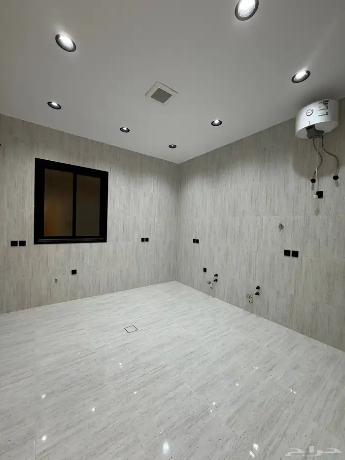 للبيع شقة 6 غرف بسطح خاص موقع ممتاز بالراقي بسعر 500 الف 16