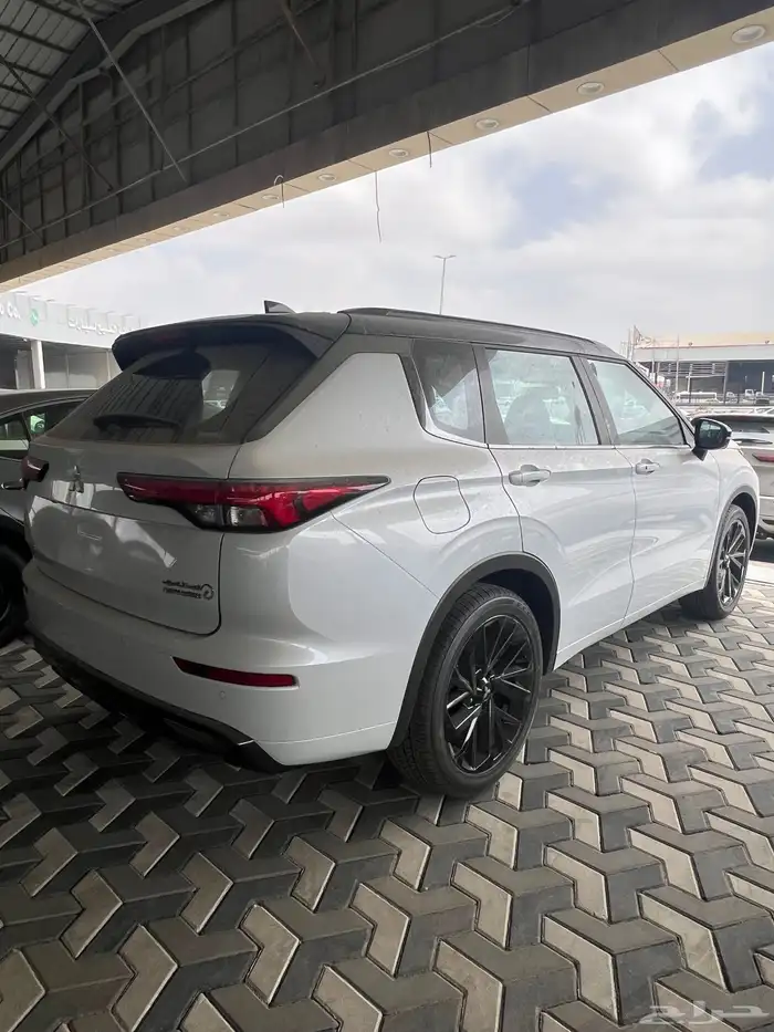 ميتسوبيشي اوتلاندر فل كامل بلاك سام 2025 4