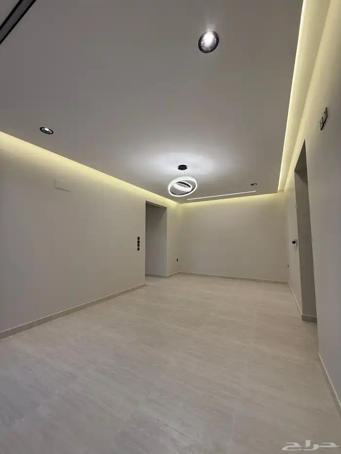 متبقي شقة للبيع بسعر 470الف بحي المصيف قرب نادي ضمك وباحص 18
