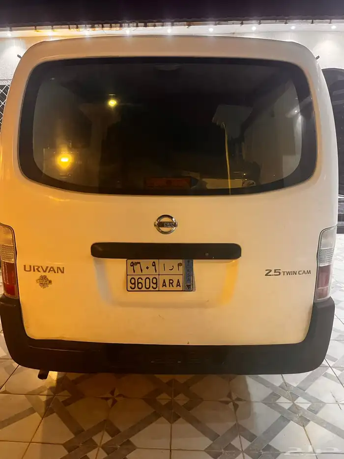 باص نيسان ثلاجة بضاعة 2009 ممشى قليل 3