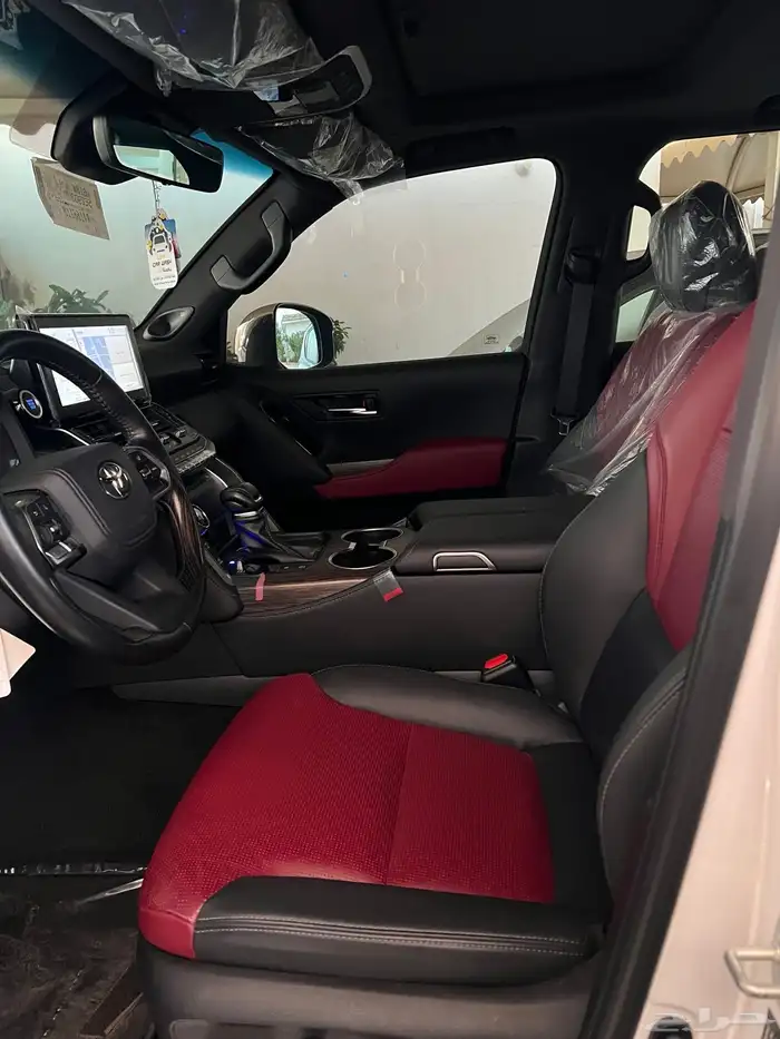 لاندكروزر VXR 2024 سعودي فل كامل أبيض ماسي داخلي أحمر 8