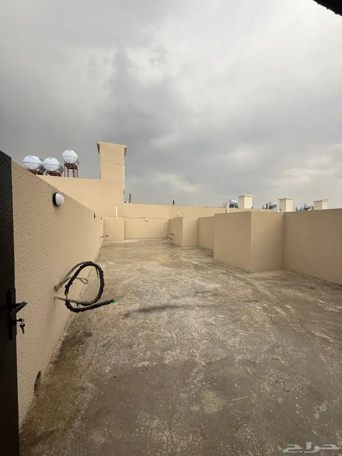 للبيع شقق علويه بمصعد جاهز وسطح خاص تشطيب ممتاز بدره الموسي 16