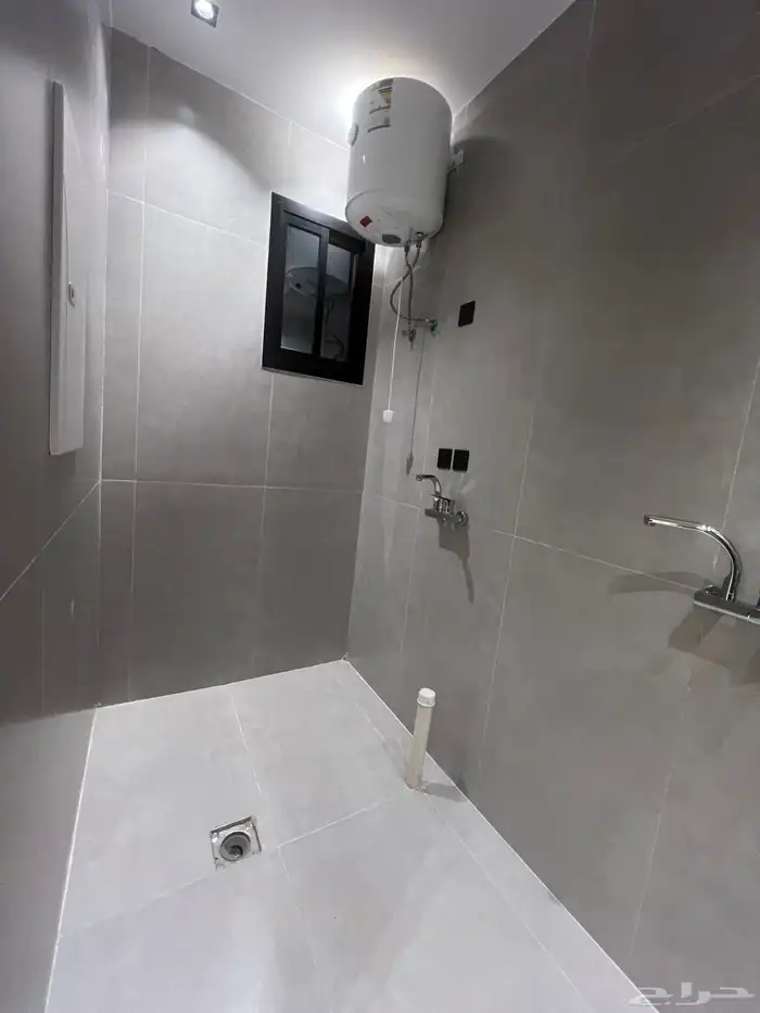 للبيع شقة علوية مساحة كبيرة وسطح خاص وسط الخدمات حي الراقي 8