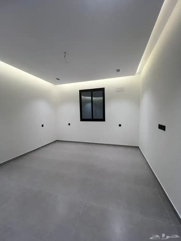 للبيع شقة علوية مساحة كبيرة وسطح خاص وسط الخدمات حي الراقي 13