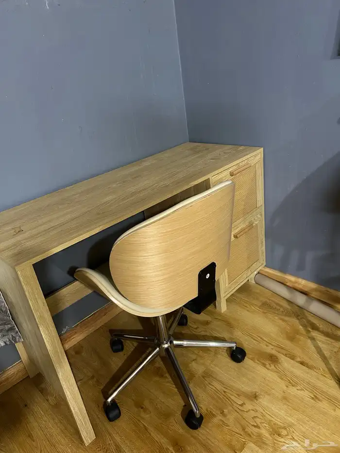 مكتب خشبي مع كرسي دوار 0