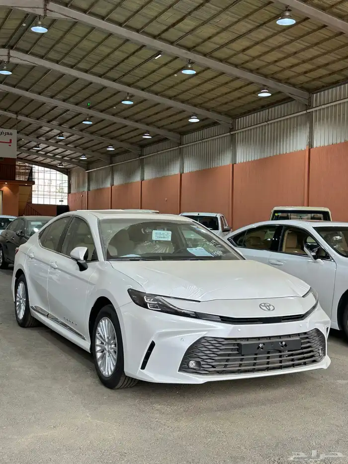تويوتا كامري 2025 بنزين LE ابيض 2