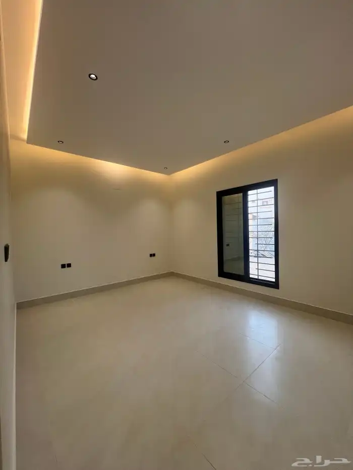 للبيع شقق ارضية وعلوية مع ملحق و سطح خاص حي الحسام 13