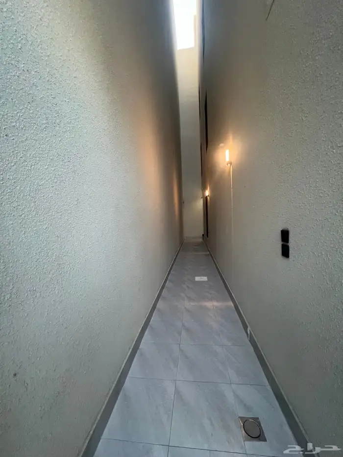 للبيع شقق ارضية وعلوية مع ملحق و سطح خاص حي الحسام 5