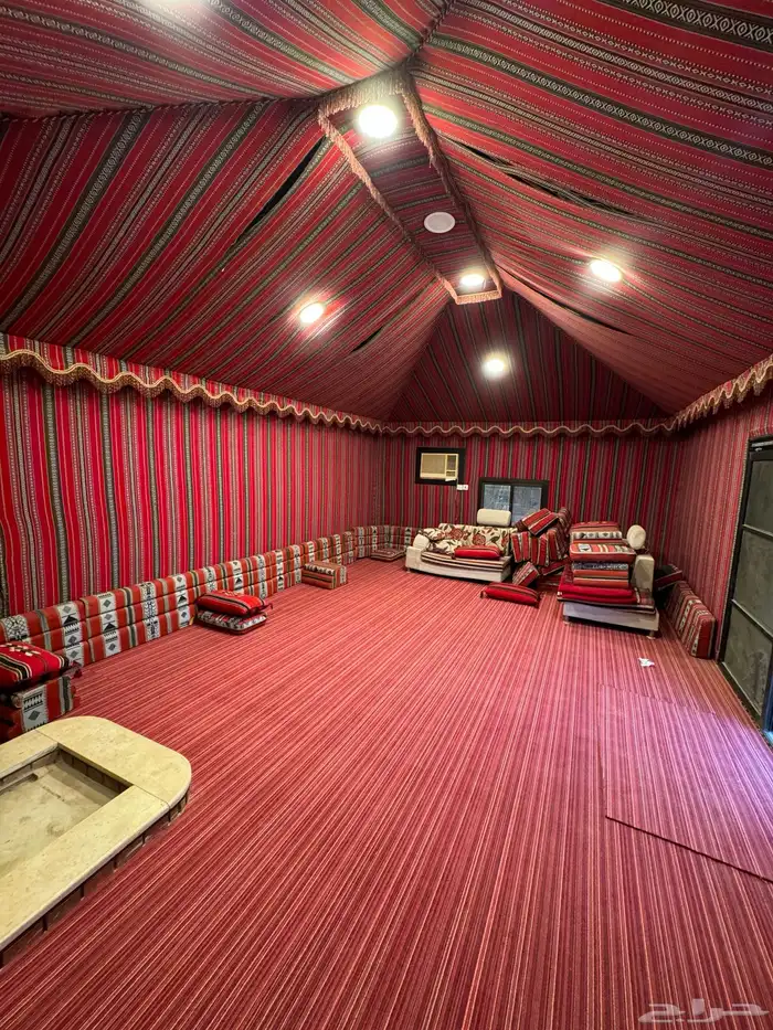 مجلس كنب 3 اطقم مع فرشات وديكور ومرايا 1