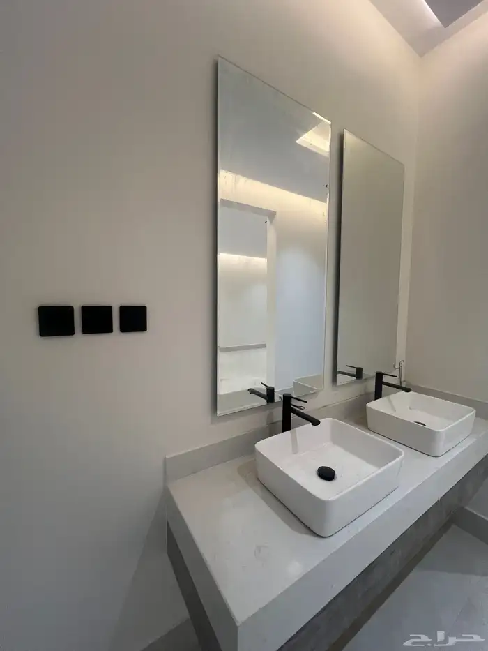 للبيع شقق ارضية وعلوية مع ملحق و سطح خاص حي الحسام 9