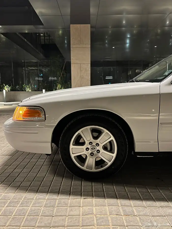 فورد فكتوريا مخزن 8