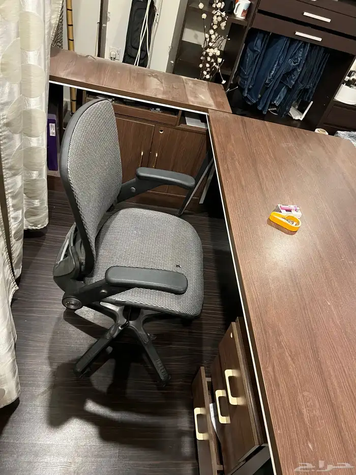 طاولة مكتب شبه جديدة سعرها الف ريال مع نقل وتركيب داخل الري 2