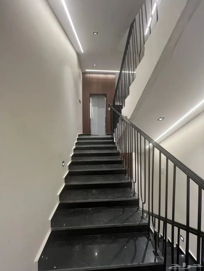 للبيع شقة علوية مساحة كبيرة وسطح خاص وسط الخدمات حي الراقي 3