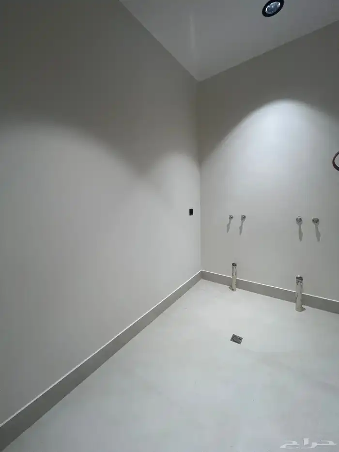 للبيع شقق ارضية وعلوية مع ملحق و سطح خاص حي الحسام 12