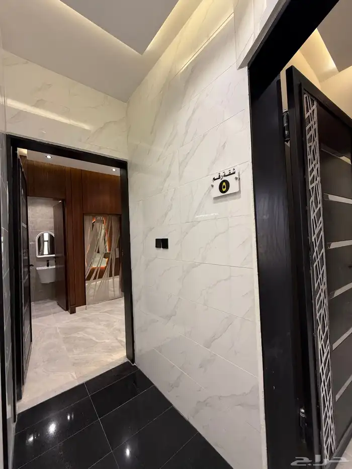 للبيع شقة 6 غرف بأبها بسطح مطل ومصعد خاص داخل الشقة للسطح 4