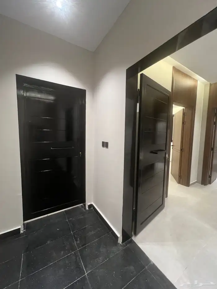 للبيع شقة علوية مساحة كبيرة وسطح خاص وسط الخدمات حي الراقي 4