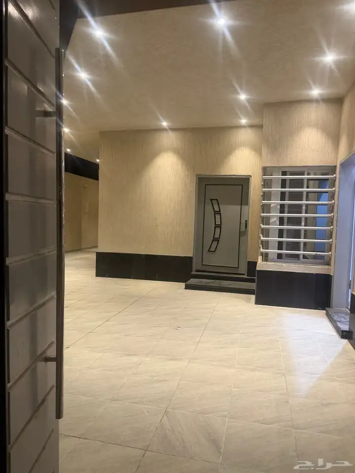 فيلا درج داخلى للإيجار بحى الخليج شرق شارع سلمان الفارسي 1