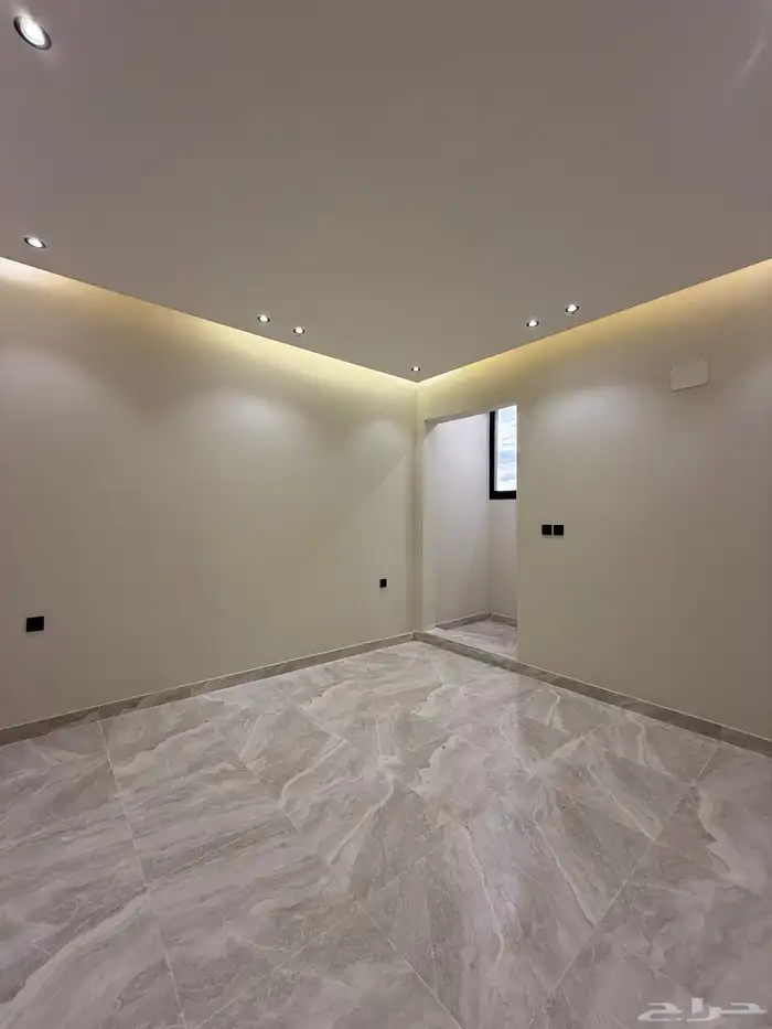 للبيع شقة 6 غرف بأبها بسطح مطل ومصعد خاص داخل الشقة للسطح 28