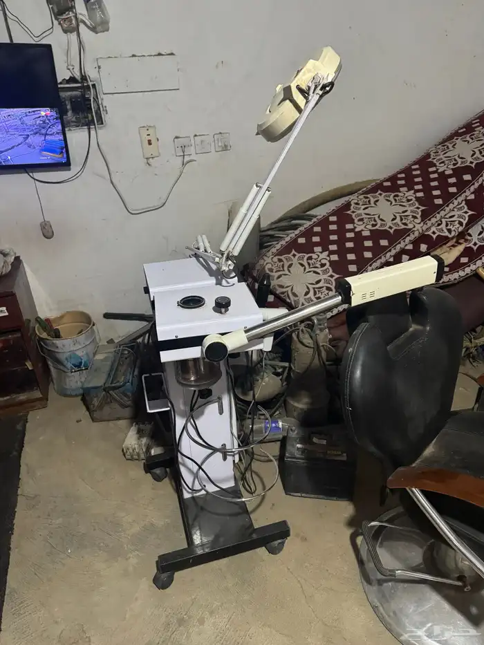 كرسي حلاق وجهاز ليزر وتنظيف بشره وبخار في بيشه شغال شرط 1