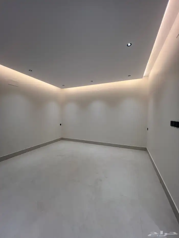 للبيع شقق ارضية وعلوية مع ملحق و سطح خاص حي الحسام 10