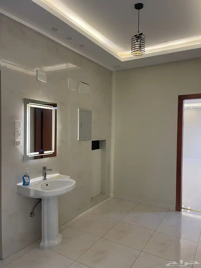 شقة دور ارضي واسعة ومستقلة بالقرب من كوبري مطار ابها 21