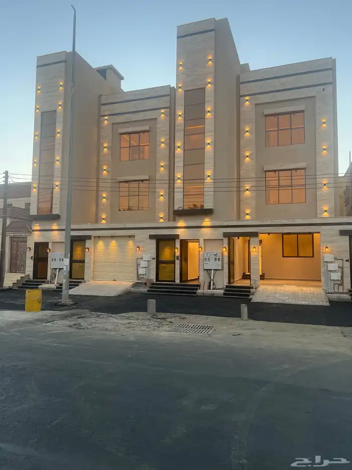 للبيع شقة علوية مساحة كبيرة وسطح خاص وسط الخدمات حي الراقي 0