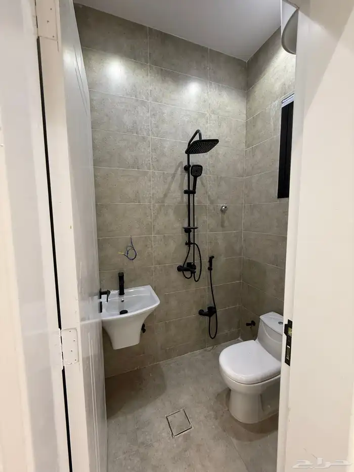 للبيع دور ارضي علي شارعين وشقق علويه بسطح خاص المحاله ابها 23