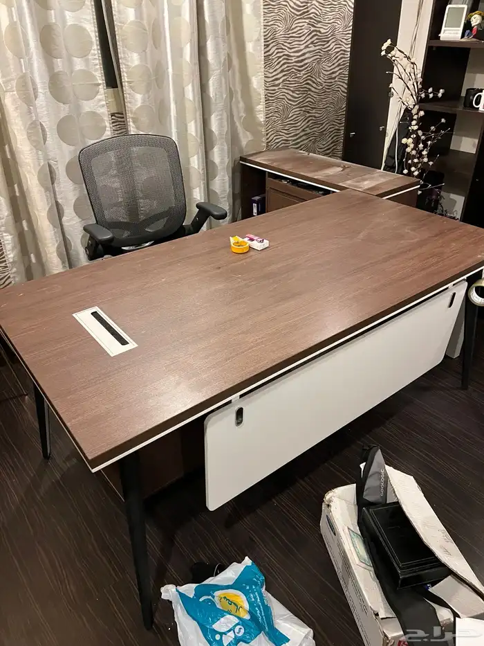 طاولة مكتب شبه جديدة سعرها الف ريال مع نقل وتركيب داخل الري 0