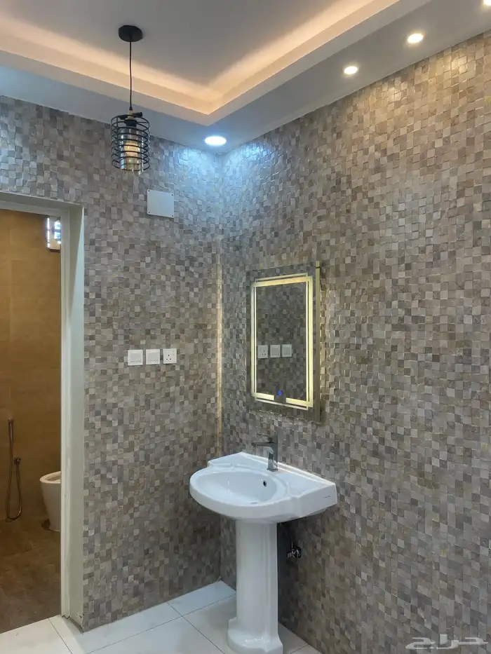 شقة دور ارضي واسعة ومستقلة بالقرب من كوبري مطار ابها 22