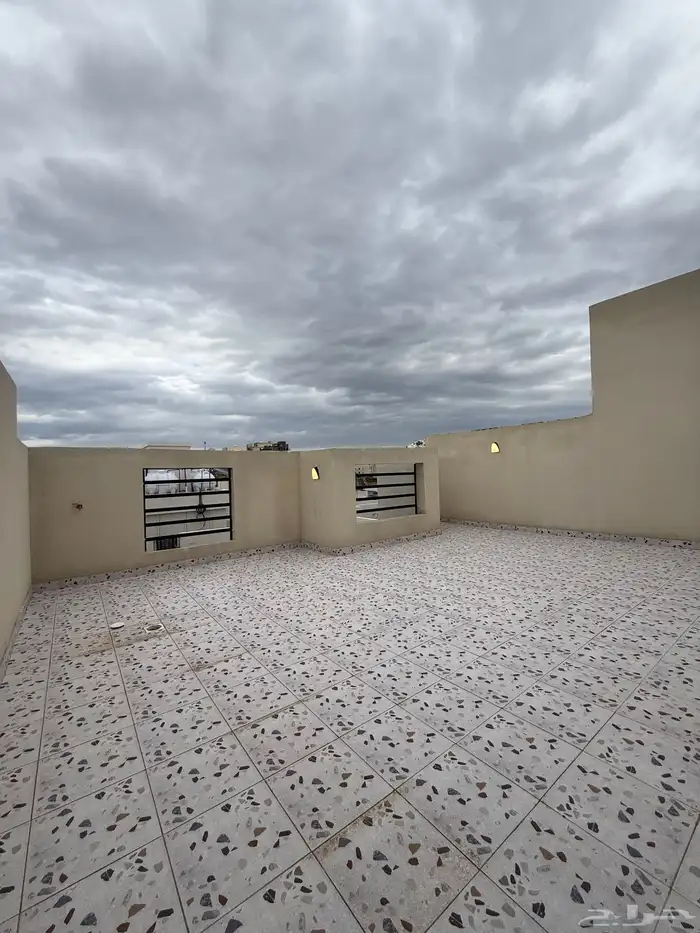 للبيع شقة 6 غرف بأبها بسطح مطل ومصعد خاص داخل الشقة للسطح 40