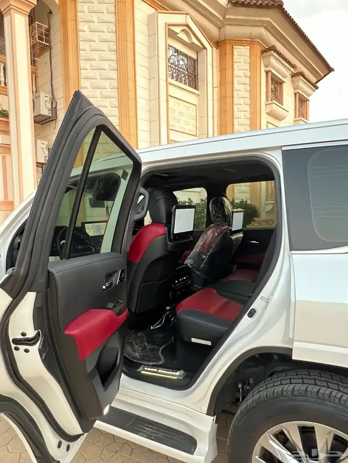 لاندكروزر VXR 2024 سعودي فل كامل أبيض ماسي داخلي أحمر 10