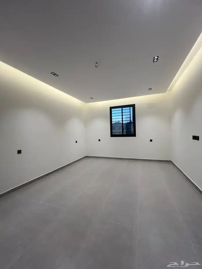 للبيع شقة علوية مساحة كبيرة وسطح خاص وسط الخدمات حي الراقي 18